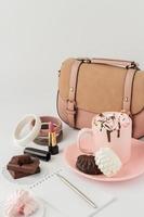 chocolate quente com marshmallows e acessórios de moda feminina foto