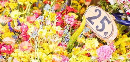 mercado de flores vintage na rua pública - estilo retrô cottagecore. foto