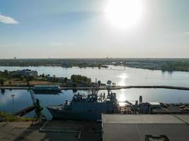 navios de combate dos países da OTAN no porto de riga foto