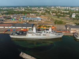 navios de combate dos países da OTAN no porto de riga foto