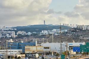 vista das áreas residenciais de haifa e da universidade na montanha. foto