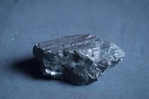o carvão é um mineral, originado na era carbonífera, a partir de vegetais depositados em pântanos e lagoas, datando de 300 a 360 milhões de anos atrás. foto
