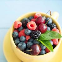 deliciosas frutas frescas sobre fundo azul de madeira
