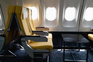 assentos de avião de passageiros na cabine.interior do avião comercial em seus assentos durante o voo seção de passageiros da classe econômica da aeronave. foto