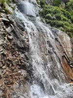 Caxemira é a região mais bonita do mundo, famosa por seus vales verdes, belas árvores, altas montanhas e nascentes. foto