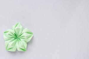 banner com única flor de origami verde. com espaço para seu projeto foto