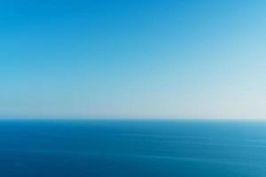 um horizonte perfeito entre o céu azul e o mar. foto