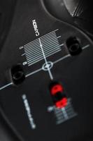 elemento de carbono de sapatos de ciclismo com o carbono de inscrição em um close-up de fundo preto. foto