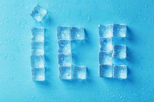 a palavra gelo é um padrão de cubos de gelo em um fundo azul foto
