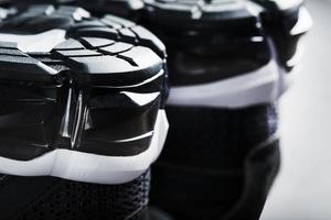close-up de sola de sapato esportivo de amortecimento de gel preto e branco foto