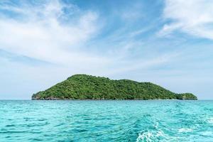 ilha tropical com oceano e céu azul foto