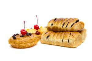 pastelaria dinamarquesa com frutas isoladas no fundo branco foto