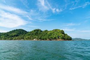 ilha tropical com oceano e céu azul foto