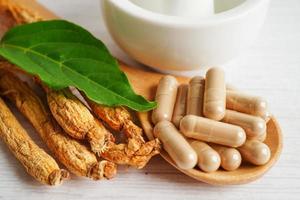 raízes de ginseng e folha verde, comida saudável. foto