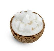 frutas tropicais de leite de coco ou coco fofo picado isolado no fundo branco foto