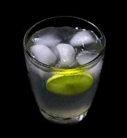 limonada com gelo em cristal no fundo preto foto