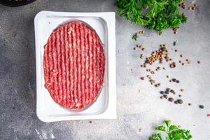 carne moída crua costeleta carne de porco hambúrguer prato fresco refeição comida lanche na mesa espaço de cópia fundo de comida foto