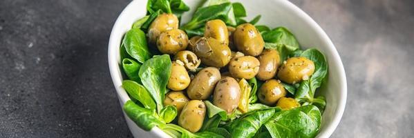 salada verde azeitona folha mache milho alface fresco refeição saudável comida lanche na mesa cópia espaço fundo de comida foto
