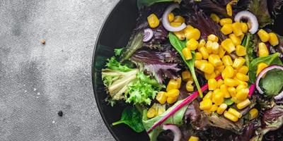 salada de milho alface verde mix fresco prato saudável refeição comida lanche dieta na mesa cópia espaço fundo de comida rústico vista superior dieta ceto ou paleo vegetariana comida vegana ou vegetariana sem carne foto