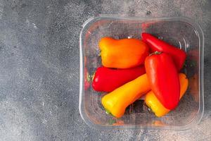 pimentão pequeno vegetal fresco lanche de comida saudável na mesa cópia espaço fundo de comida foto