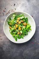 salada verde azeitona folha mache milho alface fresco refeição saudável comida lanche na mesa cópia espaço fundo de comida foto