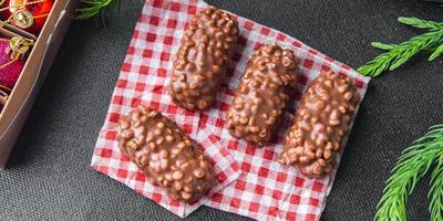 biscoito de natal sobremesa biscoitos de chocolate nozes, frutas secas ano novo doce sobremesa feriado refeição comida lanche na mesa foto