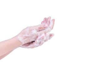 lavar as mãos isoladas no fundo branco. jovem asiática usando sabão líquido para lavar as mãos, conceito de proteção de coronavírus pandêmico, close-up. foto