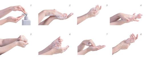 lavar a instrução da etapa da mão isolada no fundo branco. jovem asiática usando sabonete líquido, conceito de proteção de coronavírus pandêmico, close-up. foto