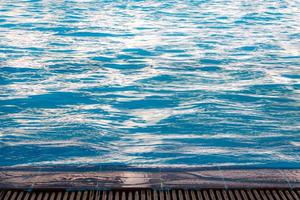 a ondulação na superfície da água na piscina foto