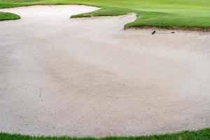 fundo de beleza de bunker de areia é usado como um obstáculo para torneios de golfe por dificuldade. e decorar o campo para grama beauty.green com textura de areia. foto