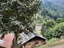 caxemira, paquistão, agosto de 2022 - a caxemira é a região mais bonita do mundo, famosa por seus vales verdes, belas árvores, altas montanhas e nascentes. foto