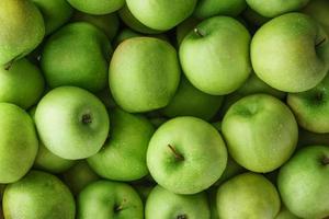 maçãs verdes maduras e suculentas com gotas de orvalho. foto