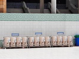 meca, arábia saudita, agosto de 2022 - os refrigeradores de água zamzam estão localizados em vários lugares na mesquita al-haram makkah, onde peregrinos de todo o mundo saciam sua sede. foto