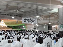 meca, arábia saudita, agosto de 2022 - peregrinos caminham entre as colinas de safa e marwah durante umrah no masjid al haram em meca. foto