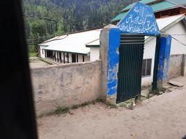 Caxemira é a região mais bonita do mundo, famosa por seus vales verdes, belas árvores, altas montanhas e nascentes. foto