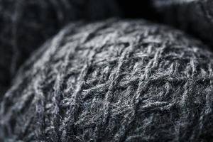 emaranhados de fios cinza feitos de lã natural close-up foto