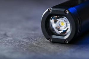 led lanterna preta close-up no plano de fundo texturizado cinza foto