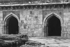 arquitetura mughal dentro dos jardins de lodhi, delhi, índia, bela arquitetura dentro da mesquita de três cúpulas no jardim de lodhi é considerada a mesquita de sexta-feira para a oração de sexta-feira, túmulo do jardim de lodhi foto