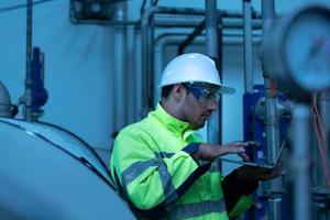 engenheiro da planta mecânica realiza inspeção do túnel da máquina de esterilização. para verificar a condição de trabalho da máquina para estar pronto foto