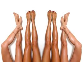 grupo de pernas femininas bonitas e lisas após a depilação a laser. tratamento, conceito de tecnologia foto