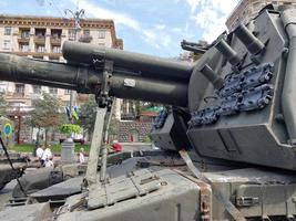 kiev, ucrânia - 23 de agosto de 2022 equipamento militar pesado destruído em batalha foto