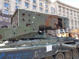 kiev, ucrânia - 23 de agosto de 2022 equipamento militar pesado destruído em batalha foto