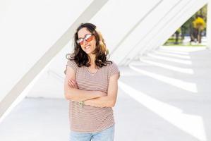 retrato de uma mulher sorridente com cabelo escuro foto