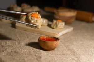 dimsum cozinhado chinês ou dim sum, na placa de madeira, cozinha tradicional foto