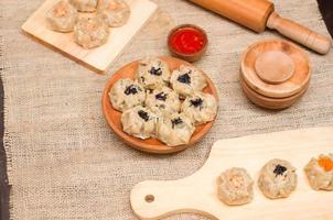 dimsum cozinhado chinês ou dim sum, na placa de madeira, cozinha tradicional foto