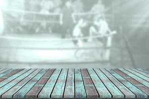 plataforma de mesa de madeira vazia com fundo de boxe tailandês desfocado foto