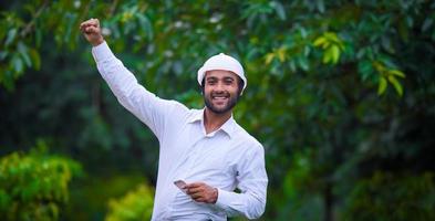 jovem feliz em fundo verde hd foto