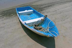 barco com âncora na praia foto