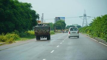 fotos de alguns veículos em movimento na estrada