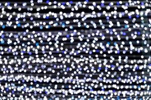 luzes de bokeh azuis brancas de luzes de natal e ano novo foto